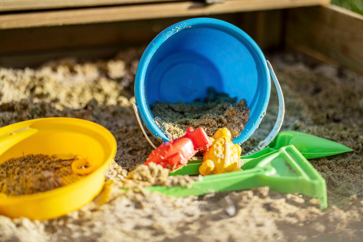 Sandkiste mit Spielzeug am Riedhof, familienfreundlicher Bauernhof im Alpbachtal in Tirol