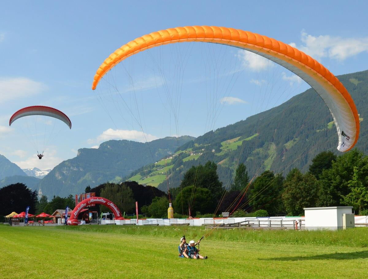 Paragliders over the Zillertal near the Breitbergalm, paragliding on the Fügenberg in Tyrol
