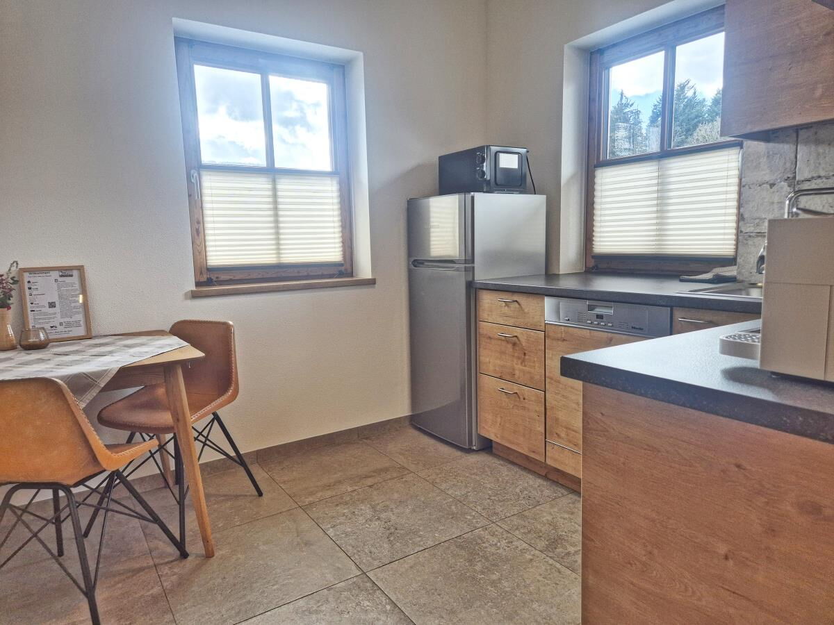 Küche in d'Kloane Mühle mit Kühlschrank und Essplatz, Selbstversorger am Bauernhof in Tirol