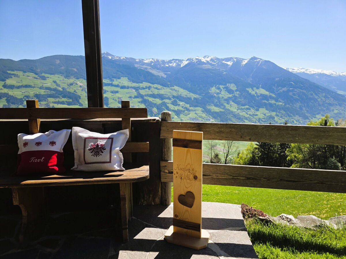 Bench in front of the Breitbergalm with valley views, mountain cabin for friends and families on the Fügenberg in Tyrol