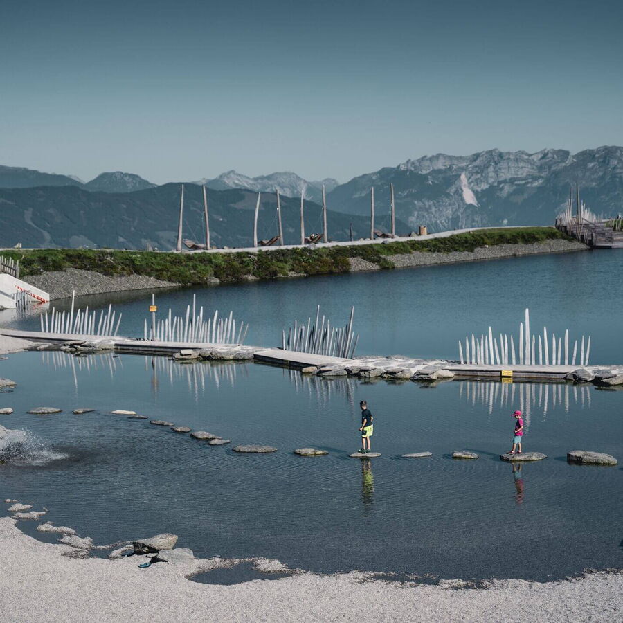 Der Fichtensee mit toller Bergkulisse im Hintergrund.