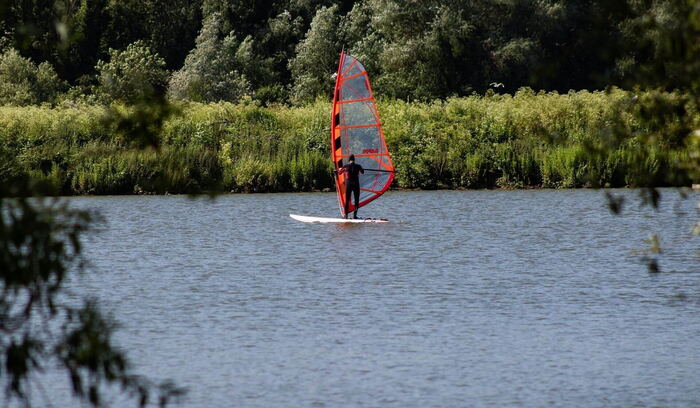 Windsurfing on the lake – activity on a hut holiday