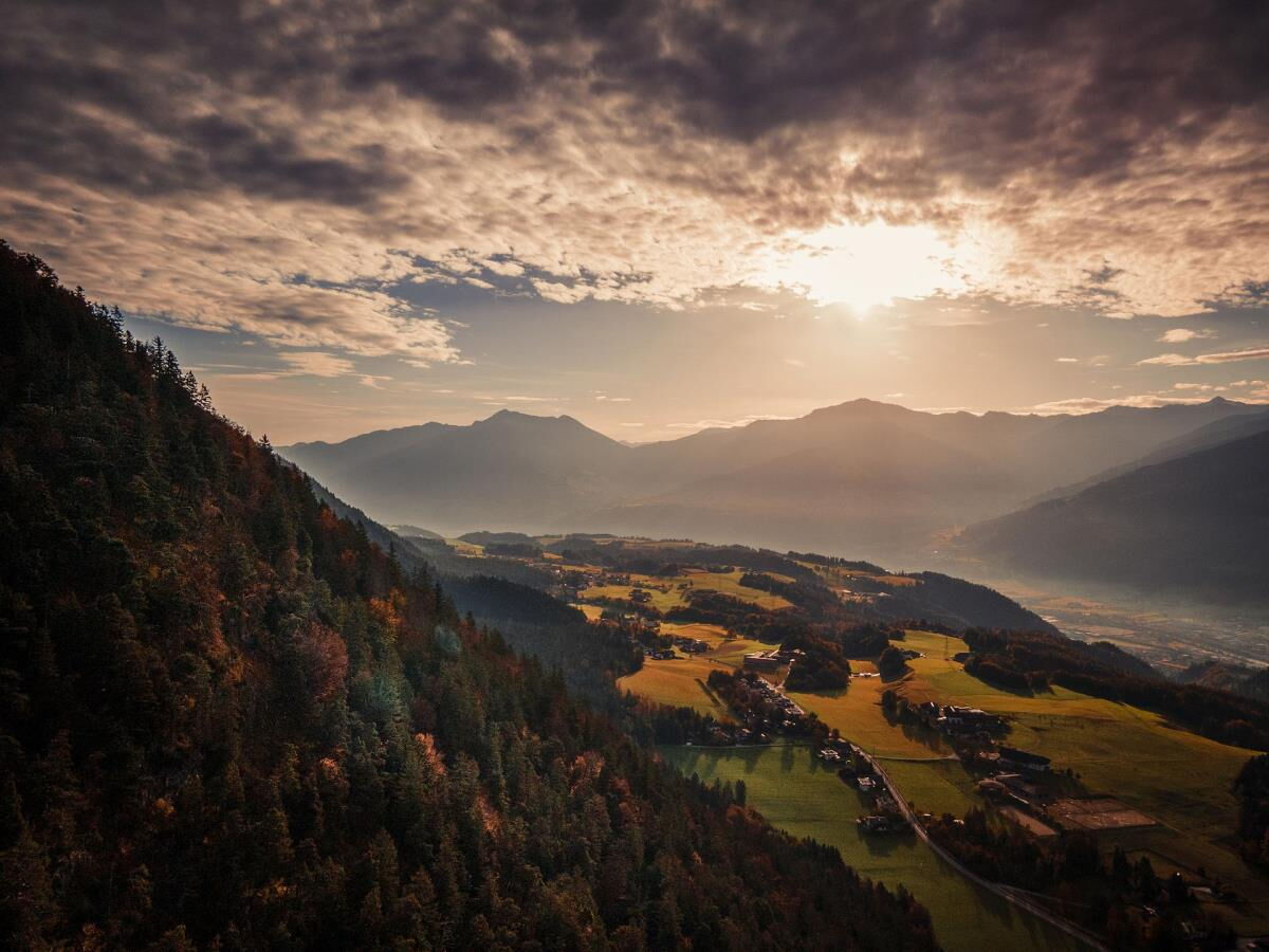Sonnenaufgang über dem herbstlichen Inntal mit Nebelschwaden in den Tälern, Morgenstimmung rund um die Pferdeheimat am Karwendel in Gnadenwald