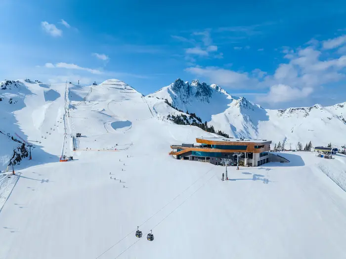 Spieljoch family ski area above Fügen with lift station and pistes in winter