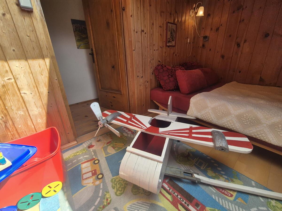 Children's room in the Grafenhäusl with a model aeroplane and bed, family-friendly holiday house in the Karwendel nature park