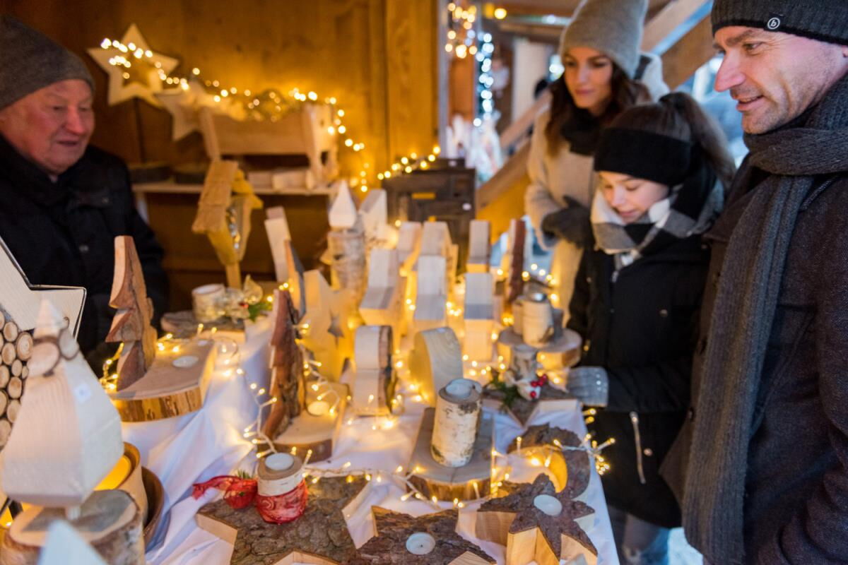 Christmas market with wooden crafts and fairy lights near the Grafenhäusl, Advent in the Inn valley in Tyrol