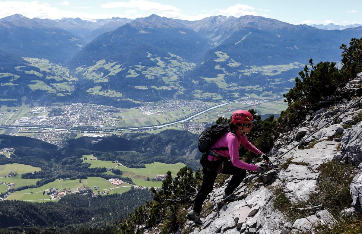 Kind klettert über die Felsstufen eines Steigs hoch über dem Inntal, Bergerlebnis für Familien ab der Pferdeheimat am Karwendel in Gnadenwald