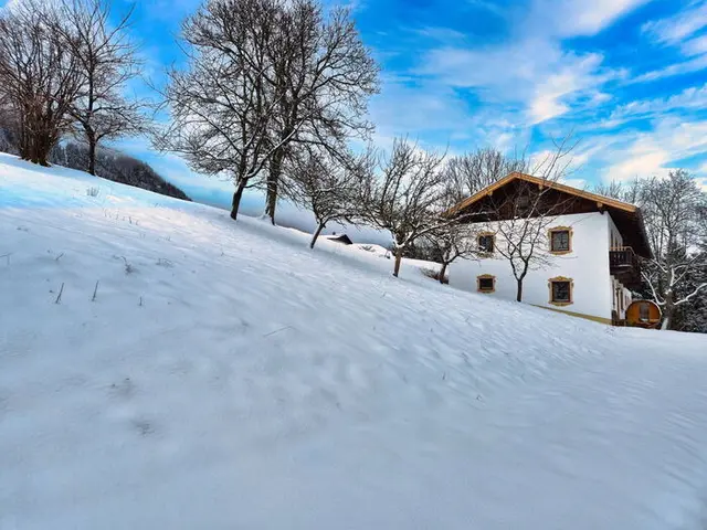 Alpenrehblick am Vomperberg: Ferienhaus mit Sauna und eingezäuntem Hundegarten, Wiesen und Bergblick