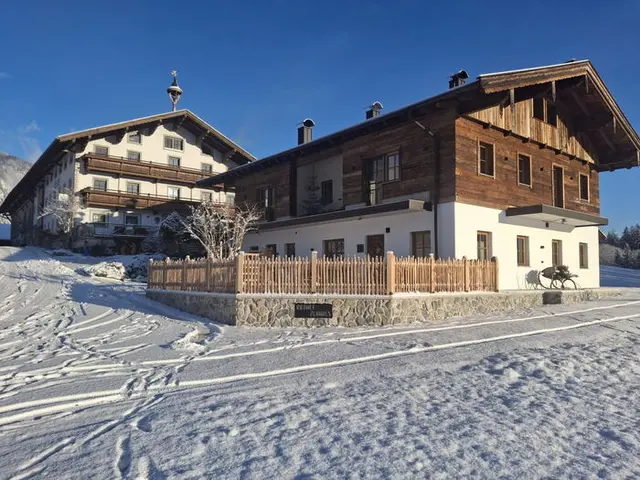 Der Riedhof im Schnee bei Sonnenschein – d'kloane Mühle am Riedhof, Ferienwohnung für 5 Personen im Alpbachtal