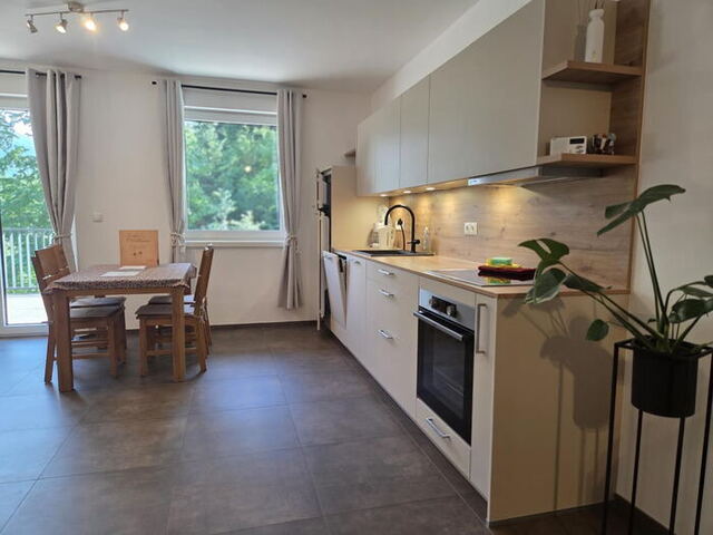 Küche mit Backofen und Essplatz am Fenster in der Pferdeheimat am Karwendel in Gnadenwald, Selbstversorger-Ferienwohnung am Pferdehof
