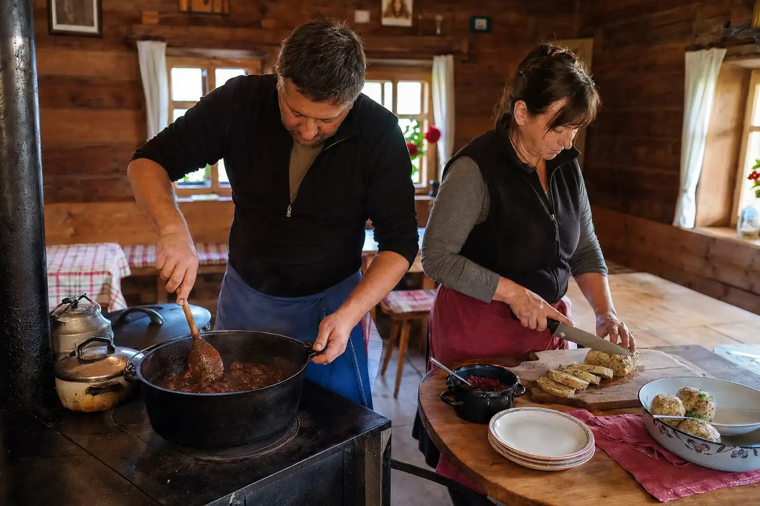 Hirschgulasch being prepared and enjoyed at the hut