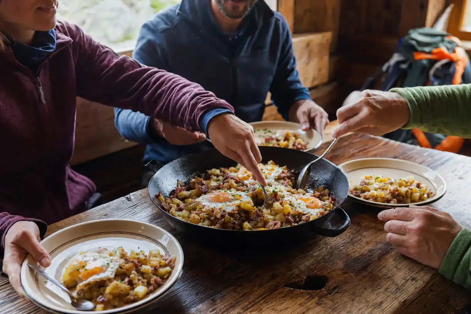 Tiroler Gröstl wird auf der Hütte zubereitet und genossen
