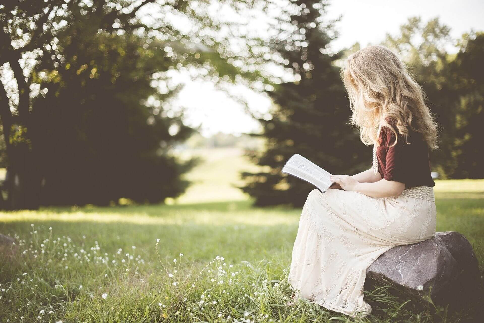 Reading under the open sky – activity on a hut holiday