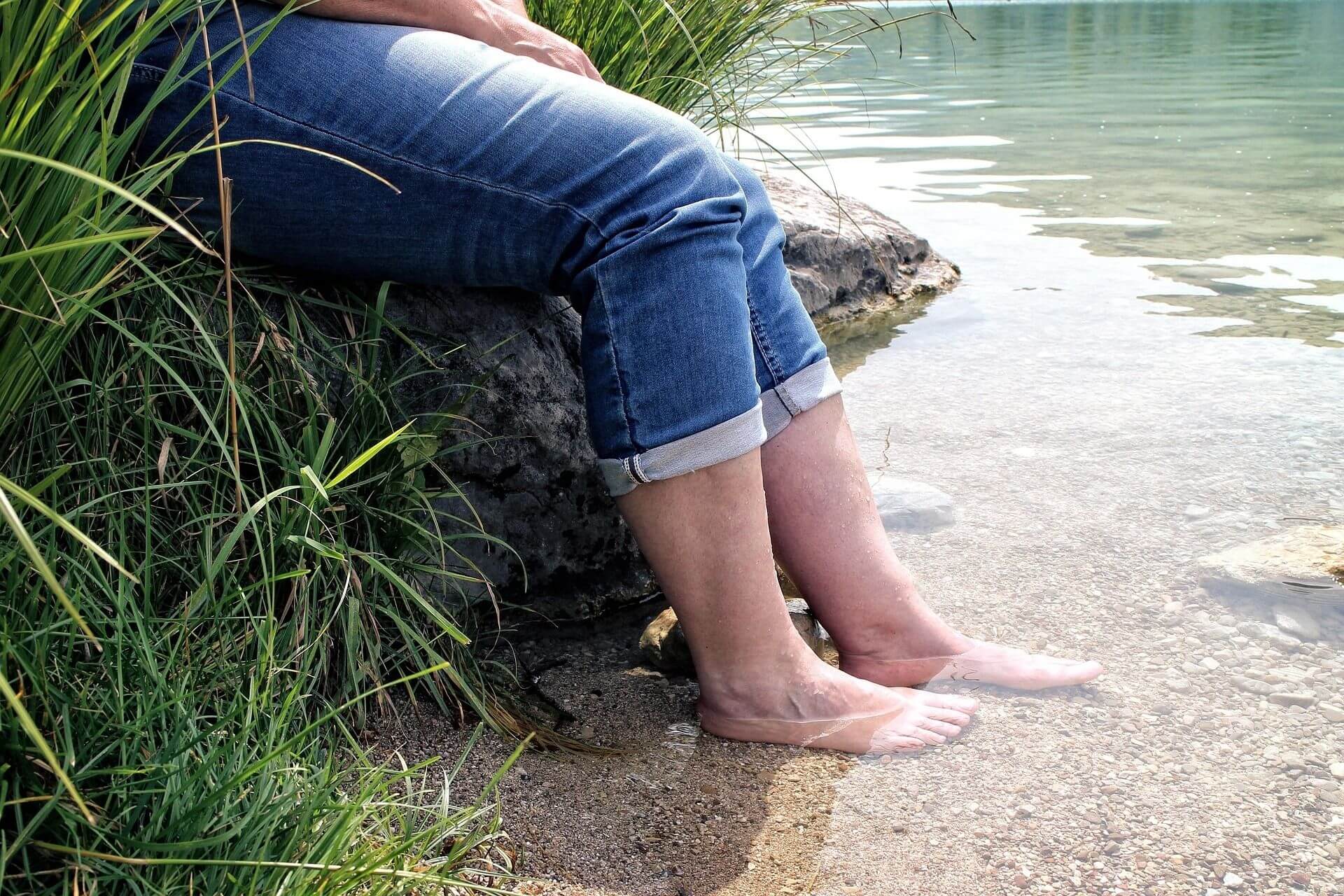 Kneipp water treading in the stream – activity on a hut holiday