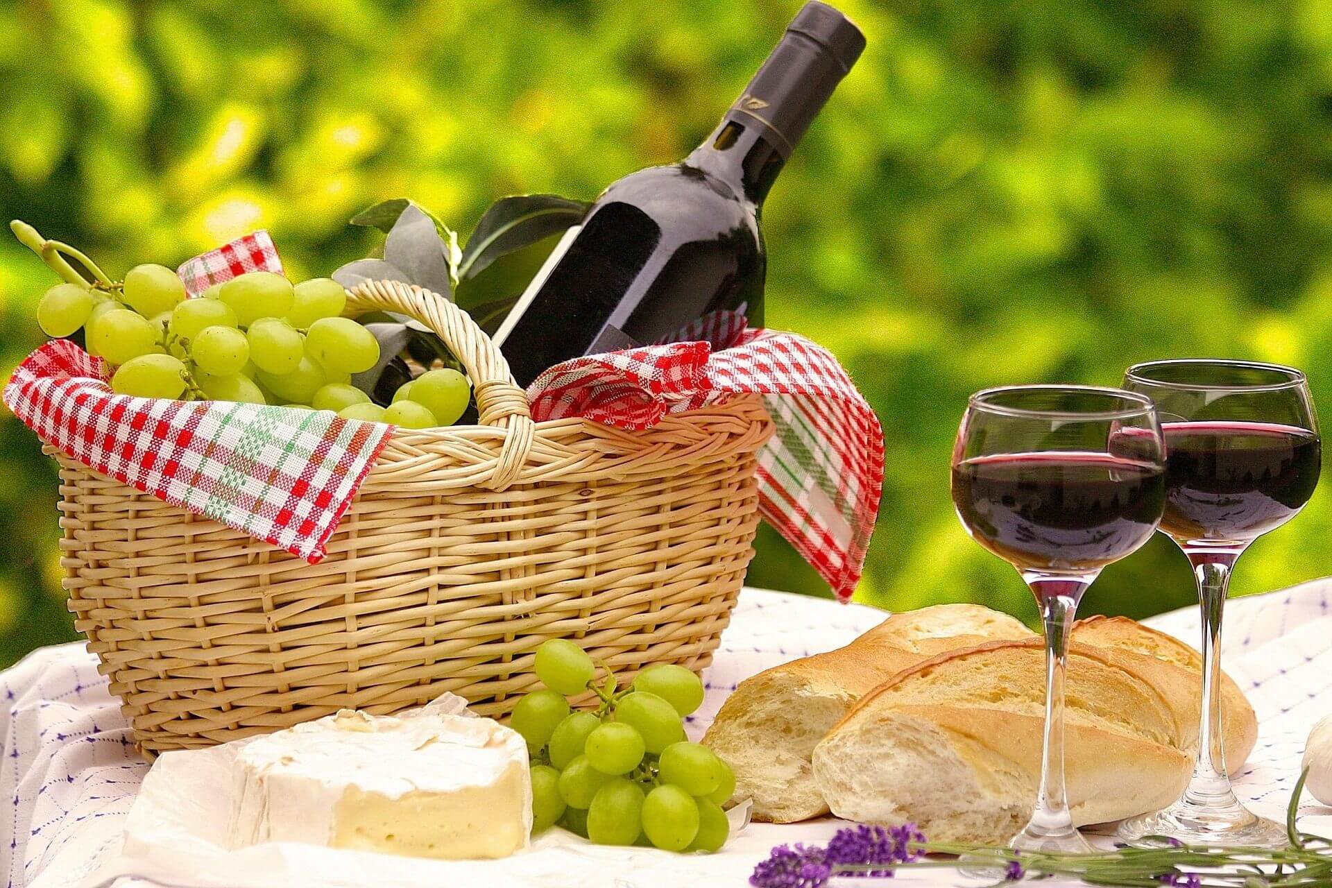 Picnic in the countryside – activity on a hut holiday