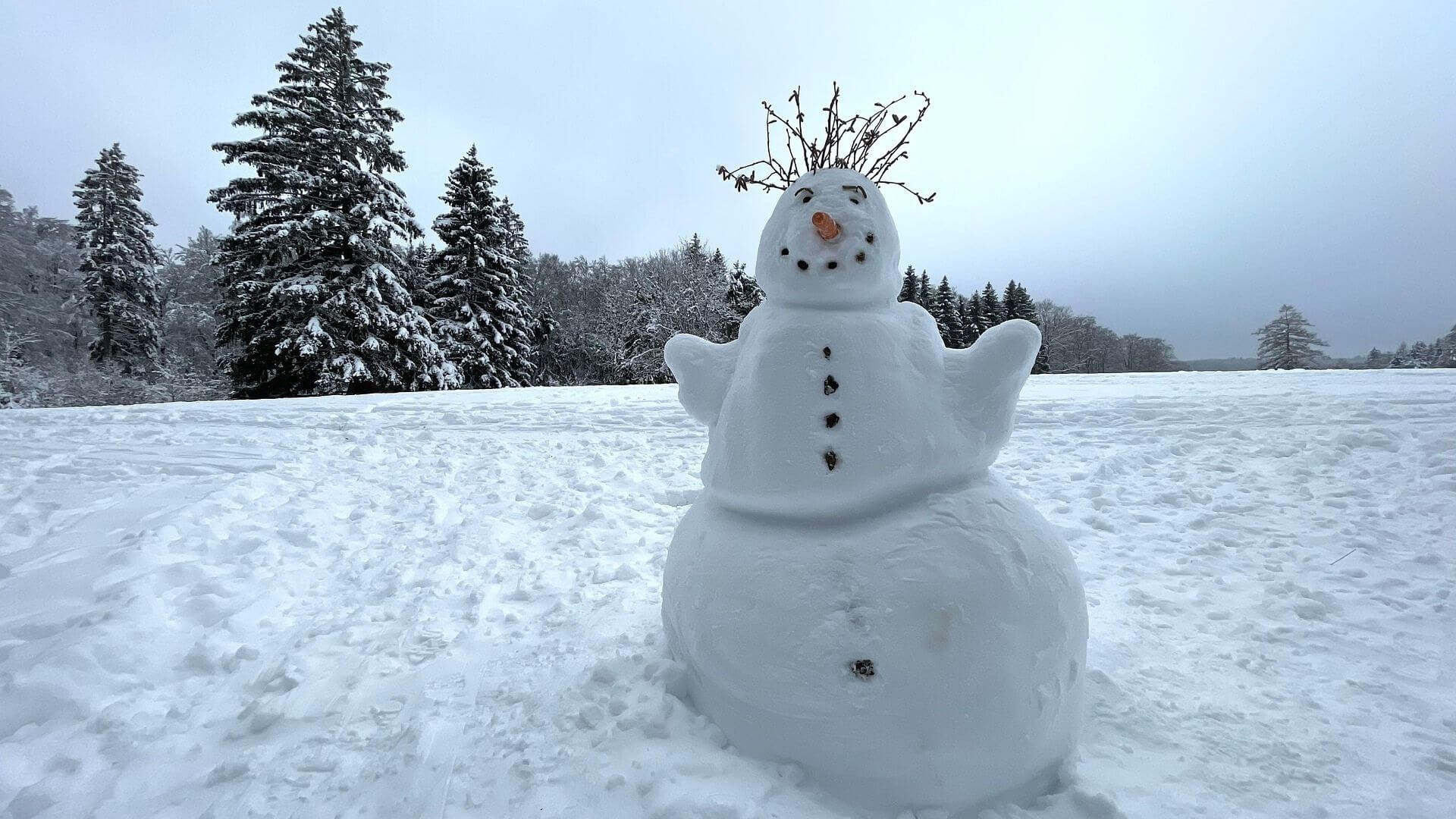 Building a snowman – activity on a hut holiday