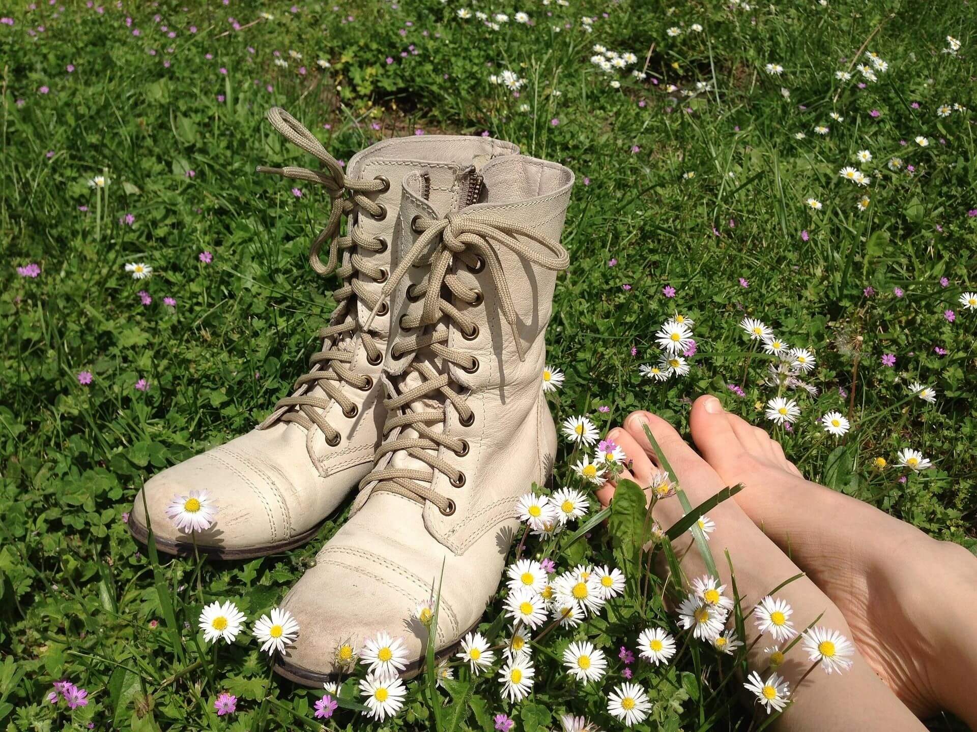Barefoot across the Alm meadow – activity on a hut holiday