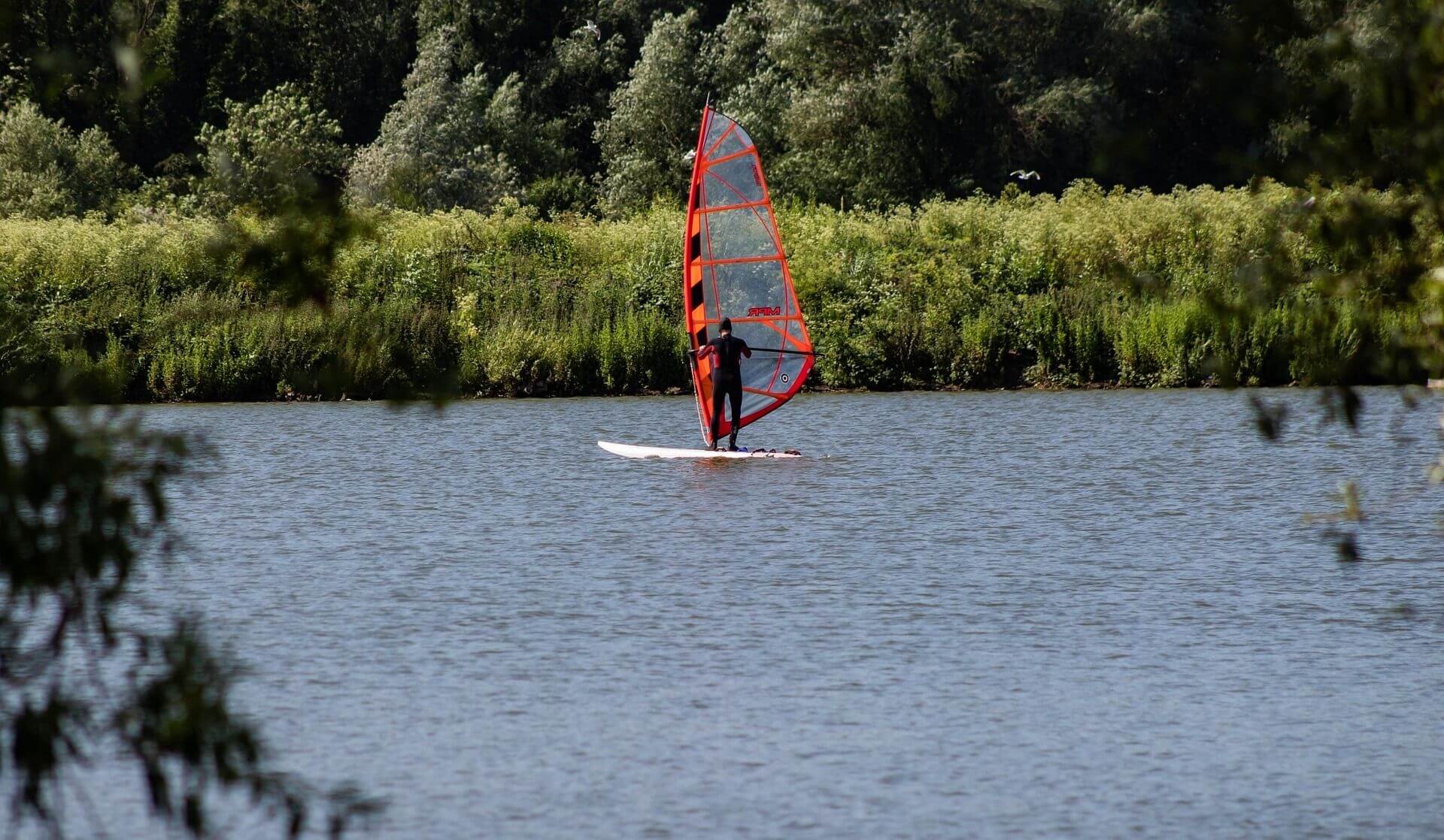 Windsurfing on the lake – activity on a hut holiday