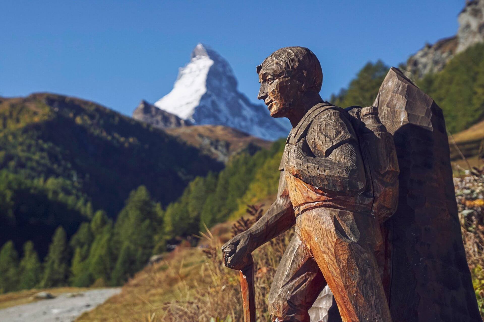 Discovering the art of carving – activity on a hut holiday
