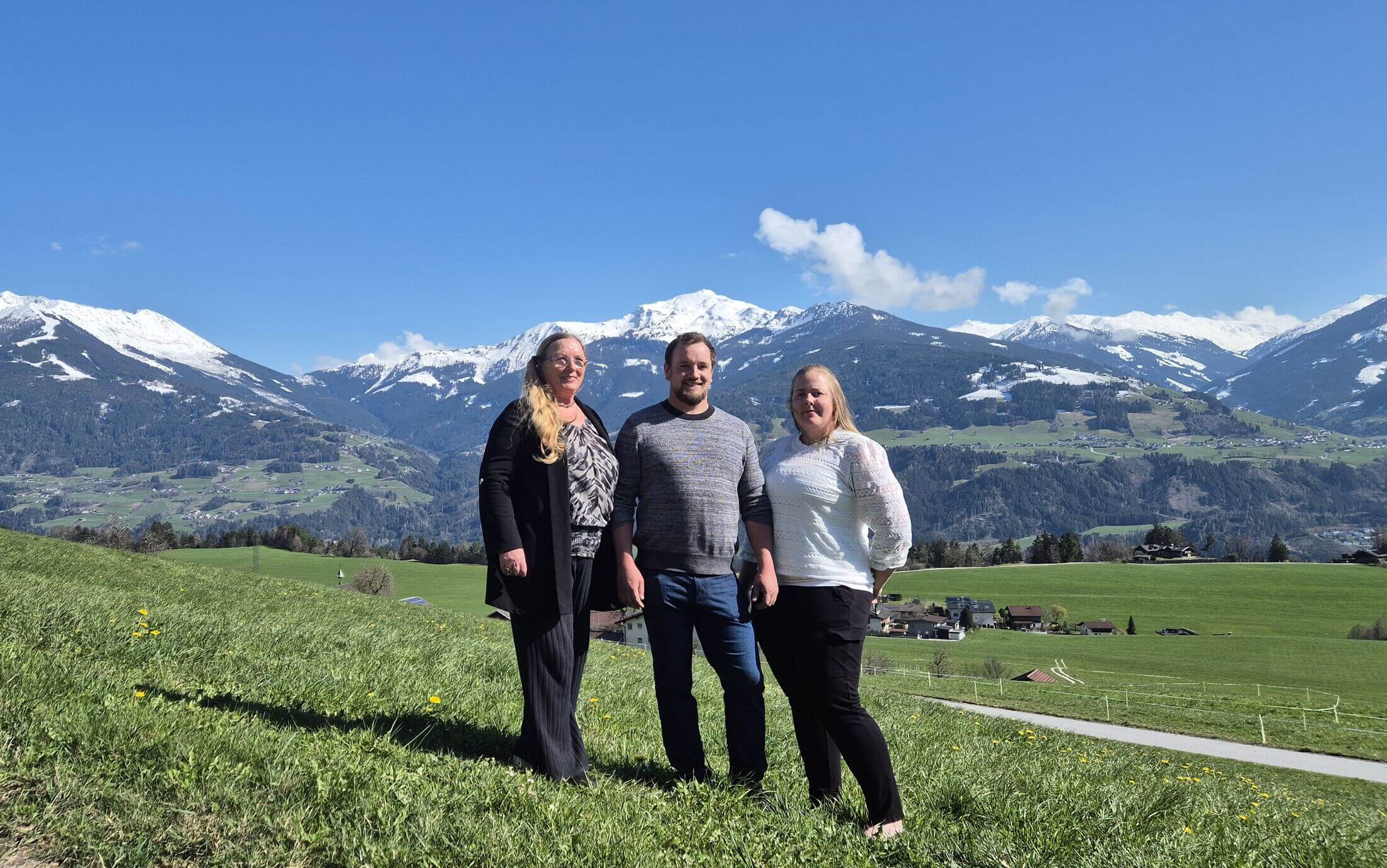 Pauline, Julia und Daniel – das Familienteam von urlaubshuetten.com vor den Bergen